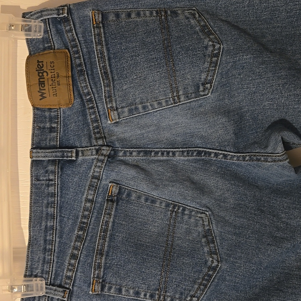 Wrangler Men's Blue Jeans Classic Five Pocket Zipper Fly - Picture 3 of 7